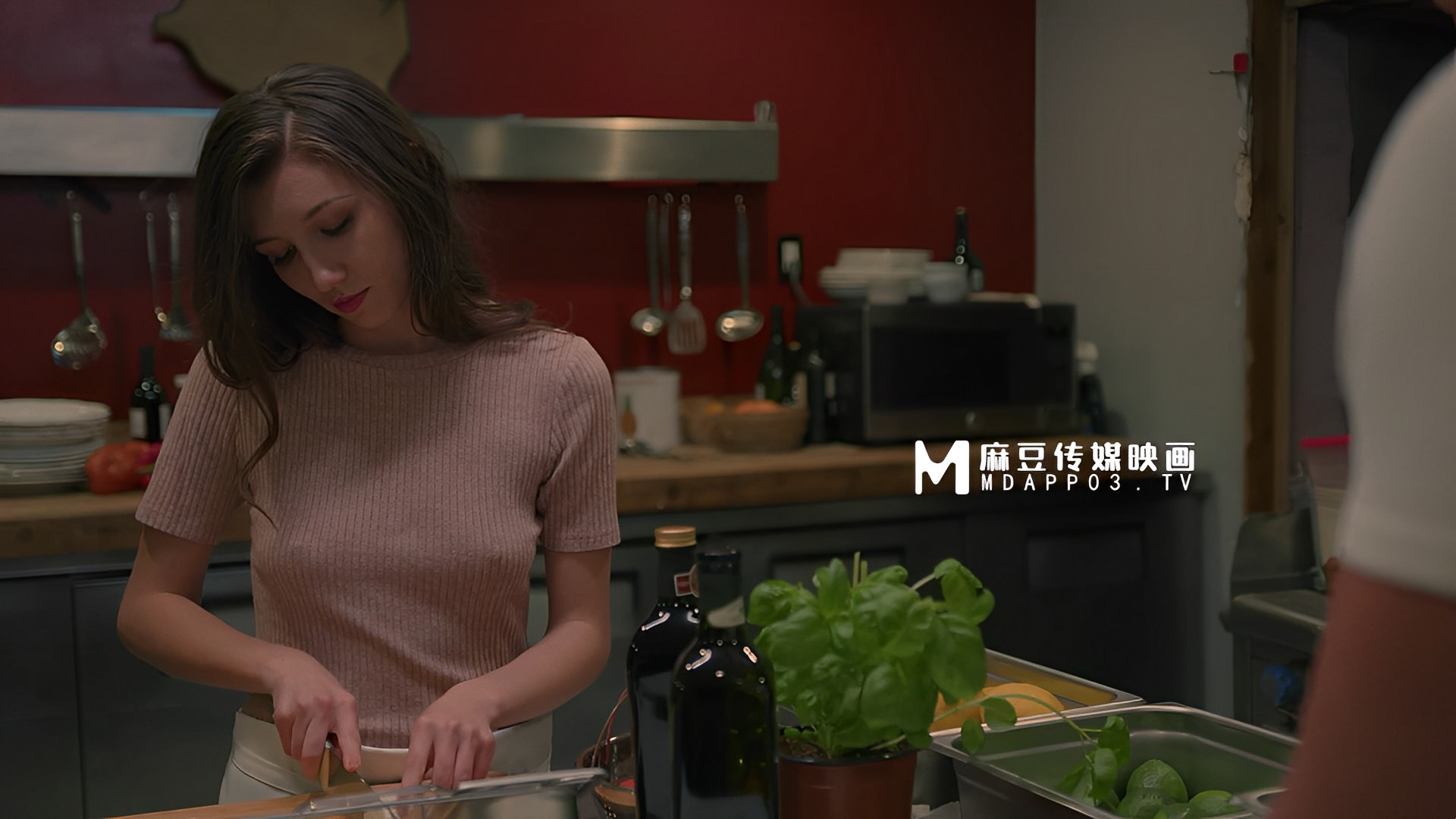 Membuka pesta dan kemudian memperkosa saudara perempuan cantik